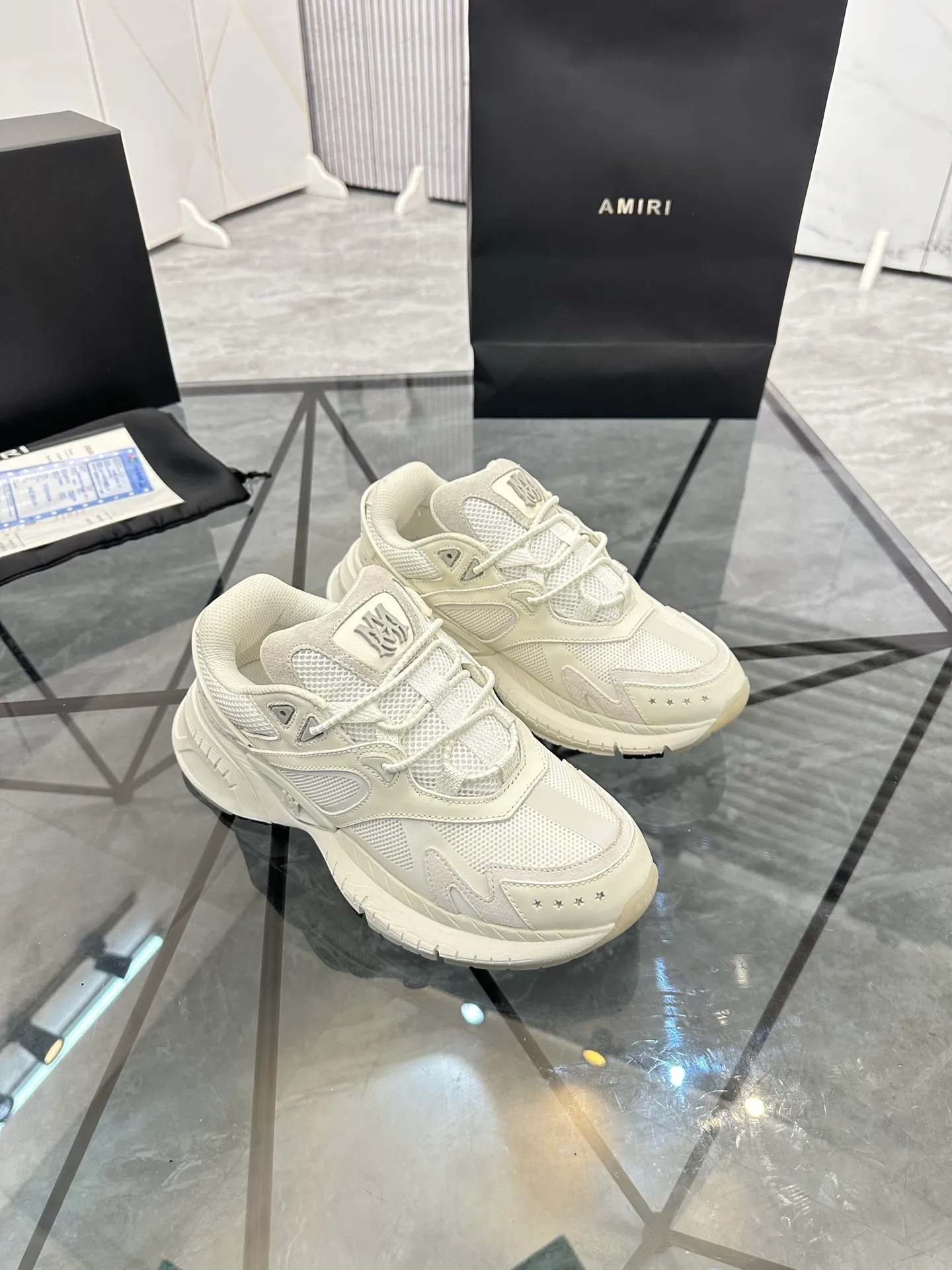 Men's shoes: 💰P720¥ Guangzhou top quality Product trademark: AMIRI* "Amir*" low-top casual shoes Regular size: 39-44 (can be customized to 45) Product materials: upper imported first-layer cowhide stitching original material, breathable lining, original outsole. Number: 525